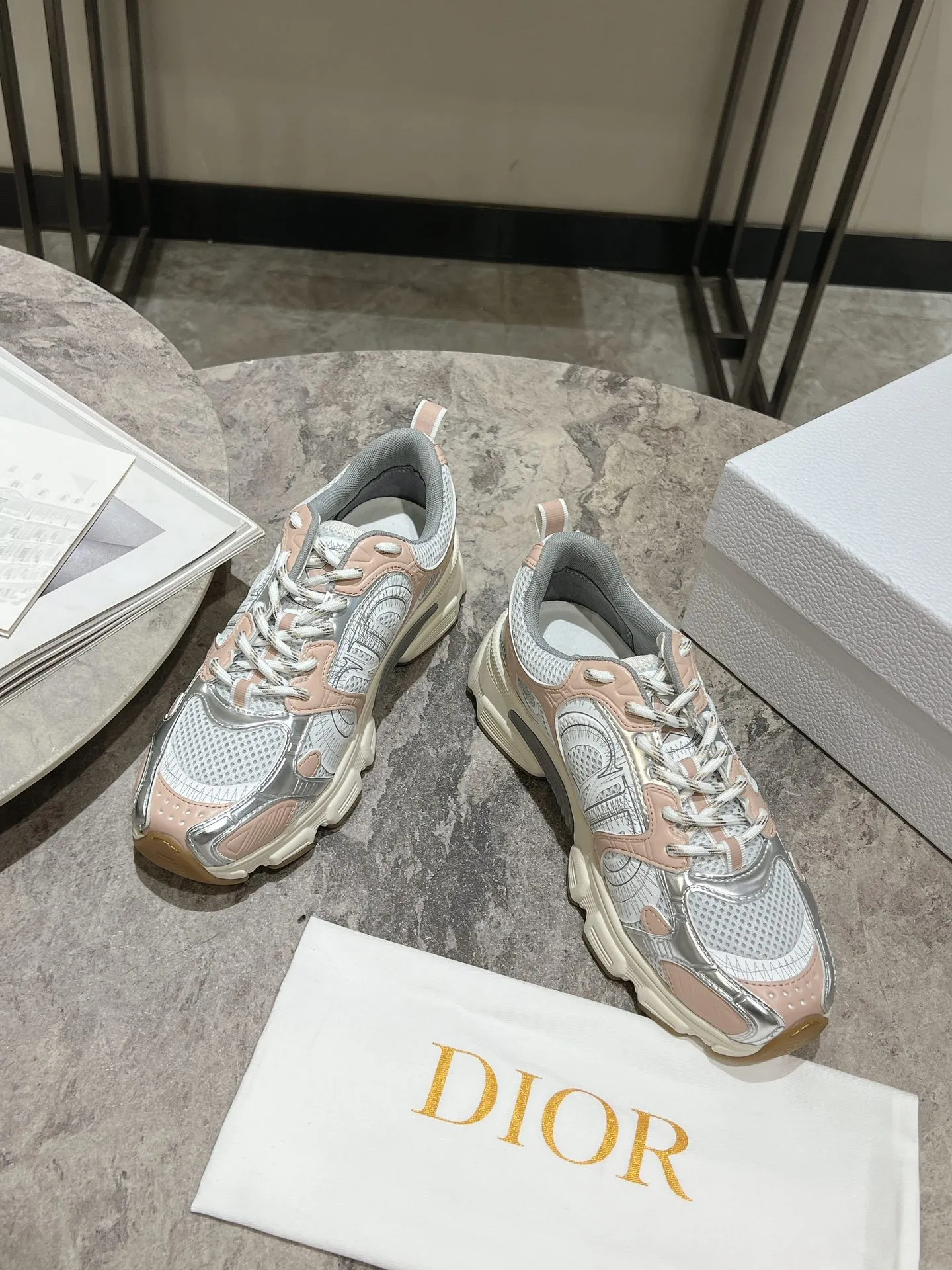 👟👟Ex-factory price 600👟👟 The latest hot model, the star model 2024 main hot product, the newly released Dior Chrono new casual sports shoes, running shoes, dad shoes are really cool, full of futuristic feeling! Really cool! Once again interpreting Dior's concept of cool fashion, the lucky star will bless you with good luck. The new EVA sole is super light and super soft! A perfect replica of the original! Fully matched material and mold! ! Women’s size: 35-39 (40.41 customized)